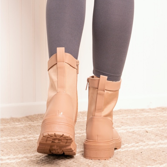 Grunge Lace Up Round Toe Boots - Picture 5 of 9